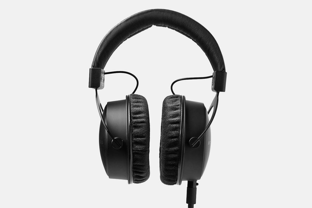 Closed-Back Over-Ear Headphones P16196